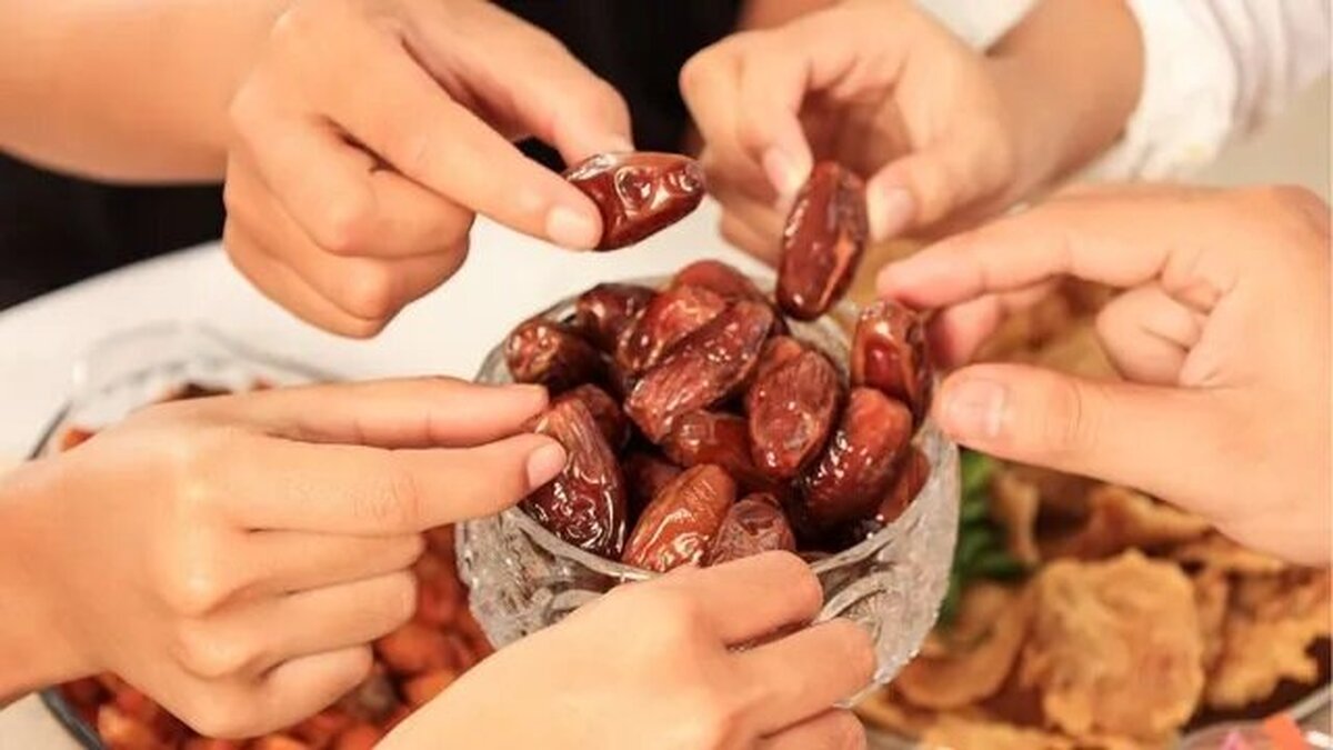 دلیل خوردن خرما در هنگام افطار چیست؟ /بررسی دلایل علمی و سنتی