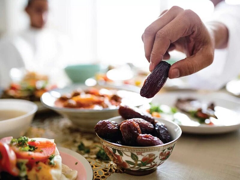 دلیل خوردن خرما در هنگام افطار چیست؟ /بررسی دلایل علمی و سنتی