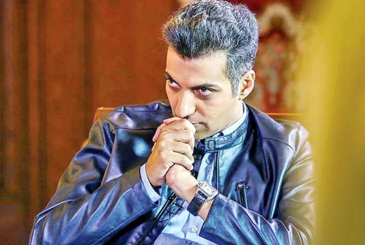 عادل فردوسی‌پور وسط کنسرت هم از خیر دیدن فوتبال نگذشت! +عکس