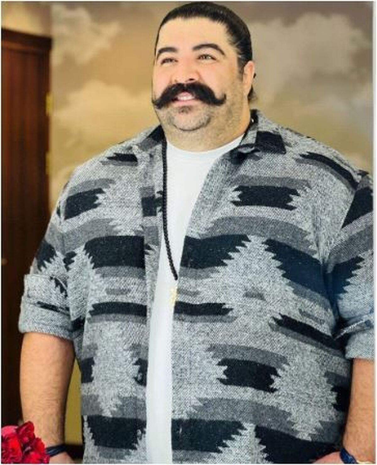 فیگور جالب و احساسی خواننده سبیل قشنگ و مادر جوانش در پشت صحنه کنسرت