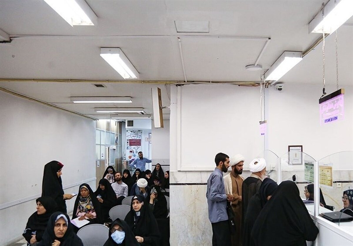 صف‌های طولانی درمانگاه‌های تأمین اجتماعی در قم