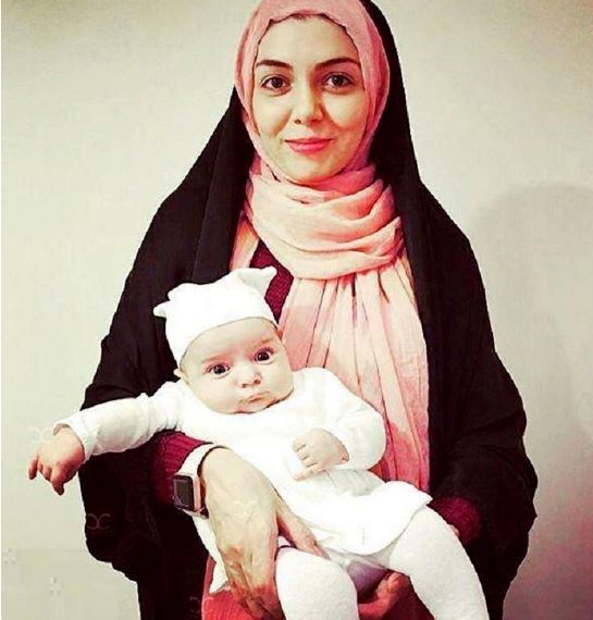 لحظه احساسی از مرحوم آزاده نامداری وقتی دانه گندمش را در آغوش گرفت+عکس