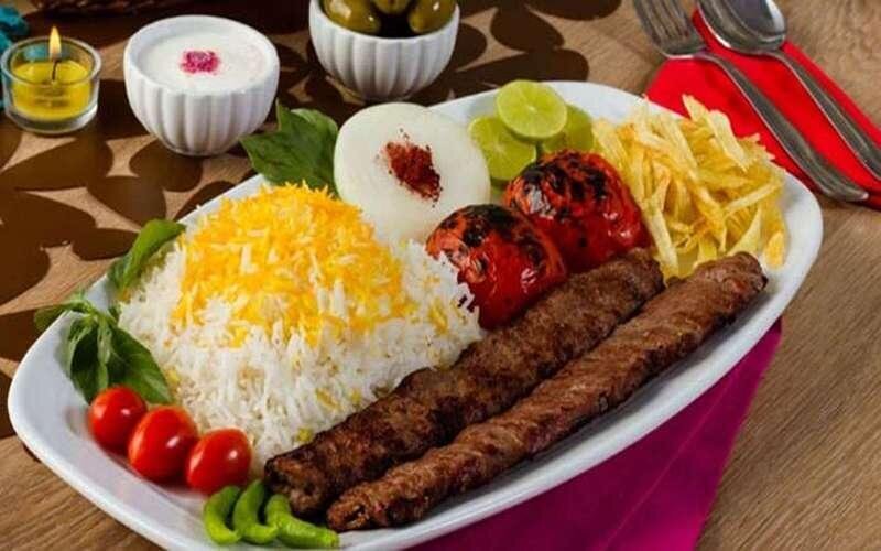 یک لیست بلند بالای غذا برای مهمانی‌های افطاری