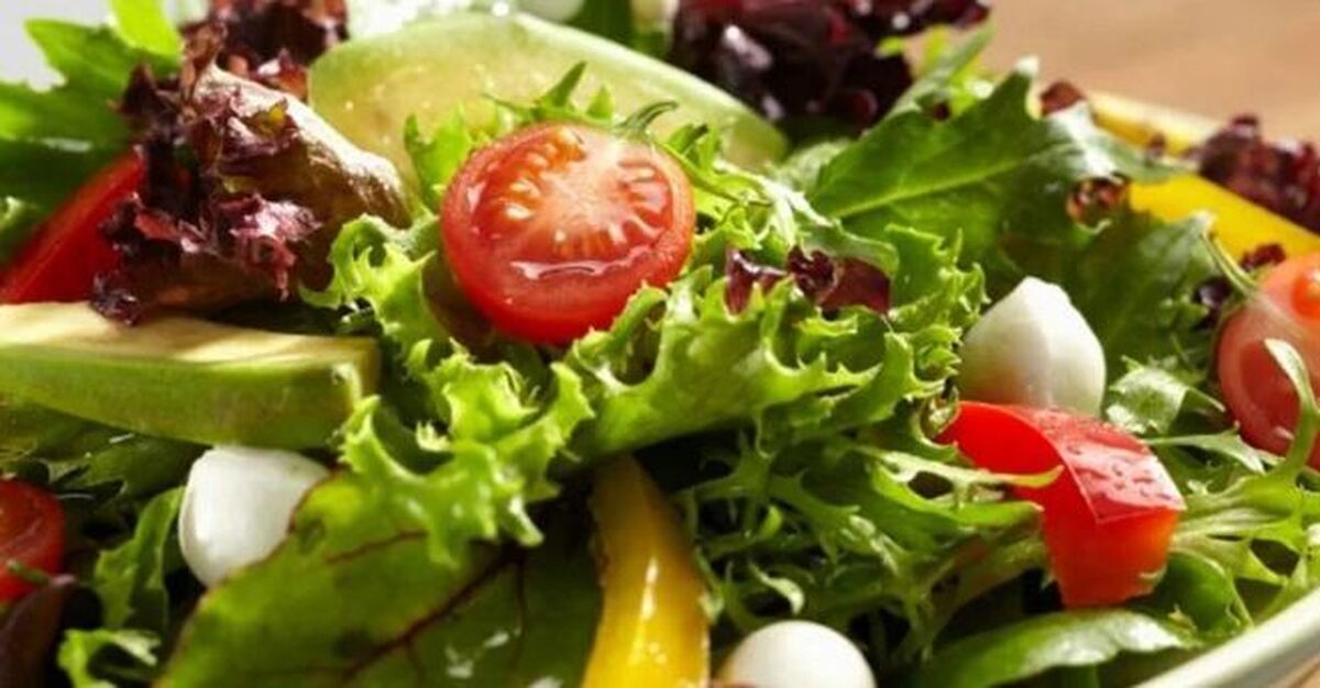 آموزش یک سالاد رژیمی با ترکیب بادمجان و انواع سبزیجات برای شام