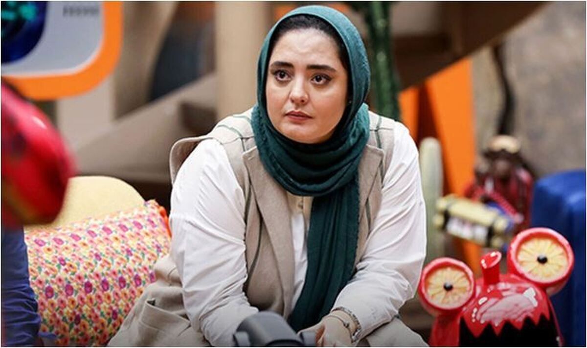 ذوق و خوشجالی نرگس محمدی بعد از دیدن مجسمه طراحی شده اش توسط یک هنرمند معروف