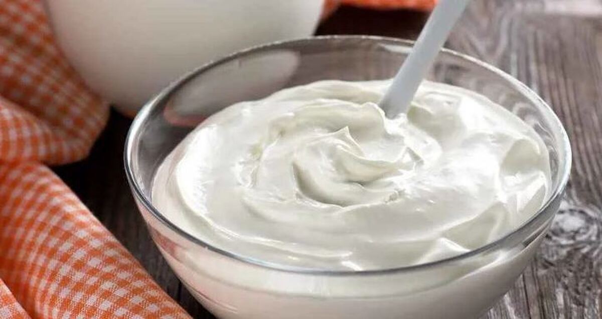 به راحتی در خانه ماستی سفت و کشدار درست کنید و تامدت‌ها در یخچال نگه دارید