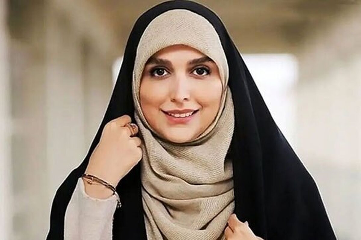 سلفی آیینه‌ای مژده لواسانی با حال و هوای عیدانه دیدن دارد