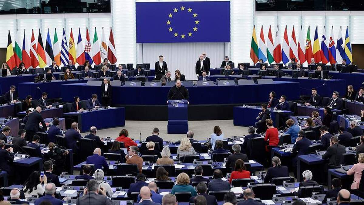 MP در مورد غلبه حامیان ادامه درگیری در اوکراین در پارلمان اروپا صحبت می‌کند