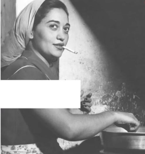سیگار کشیدن حرفه‌ای خواننده زن قبل انقلابی در حال آشپزی! +عکس