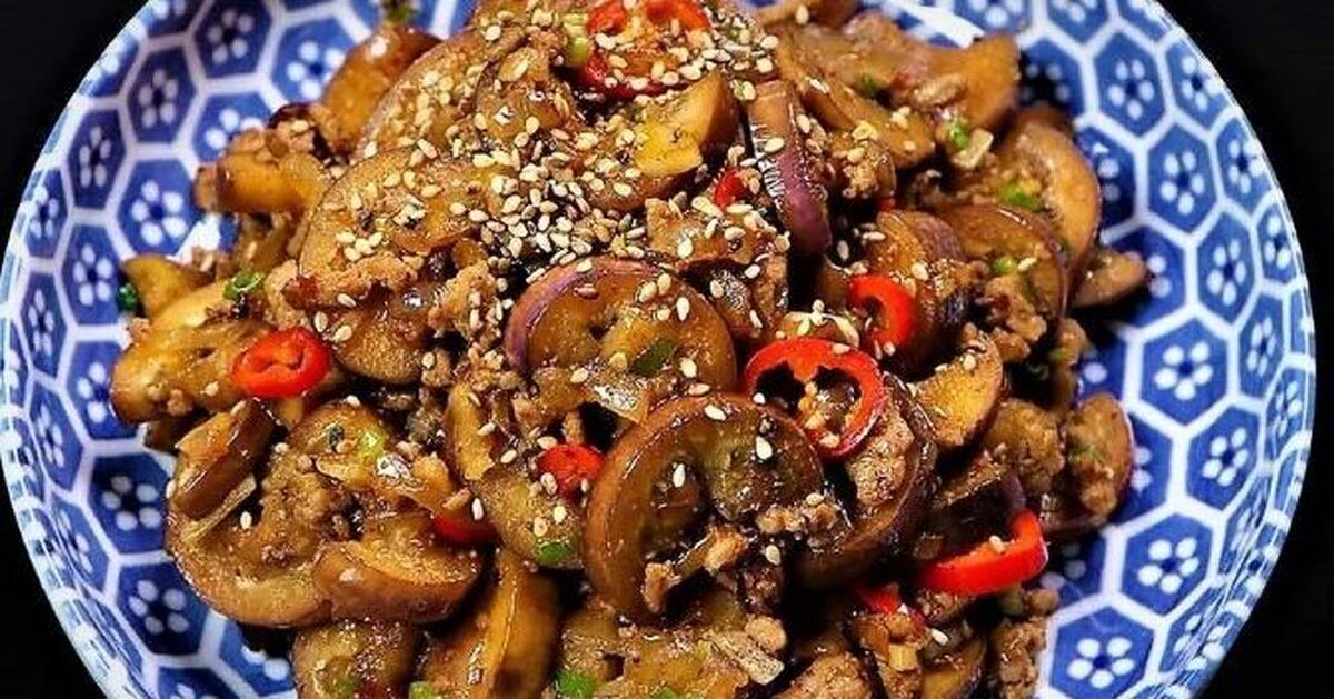 آموزش نحوه آماده سازی خوراک کدو سبز و قارچ برای شام