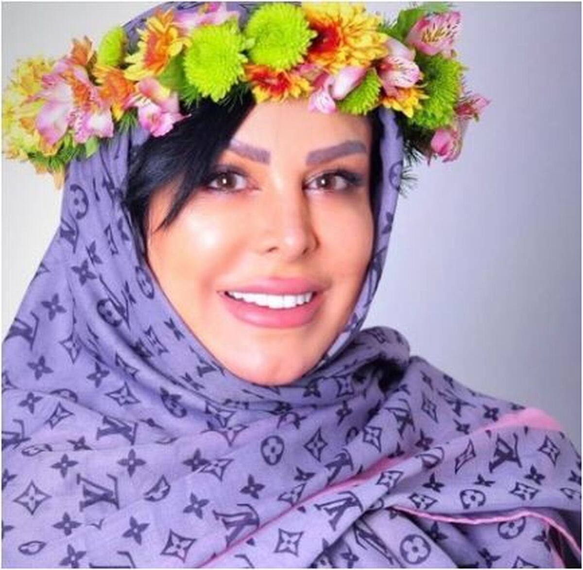قاب دونفره و خواهرانه فلور نظری کنار خواهر پزشک و محجبه اش/دو خواهر زمین تا آسمان باهم تفاوت دارند!