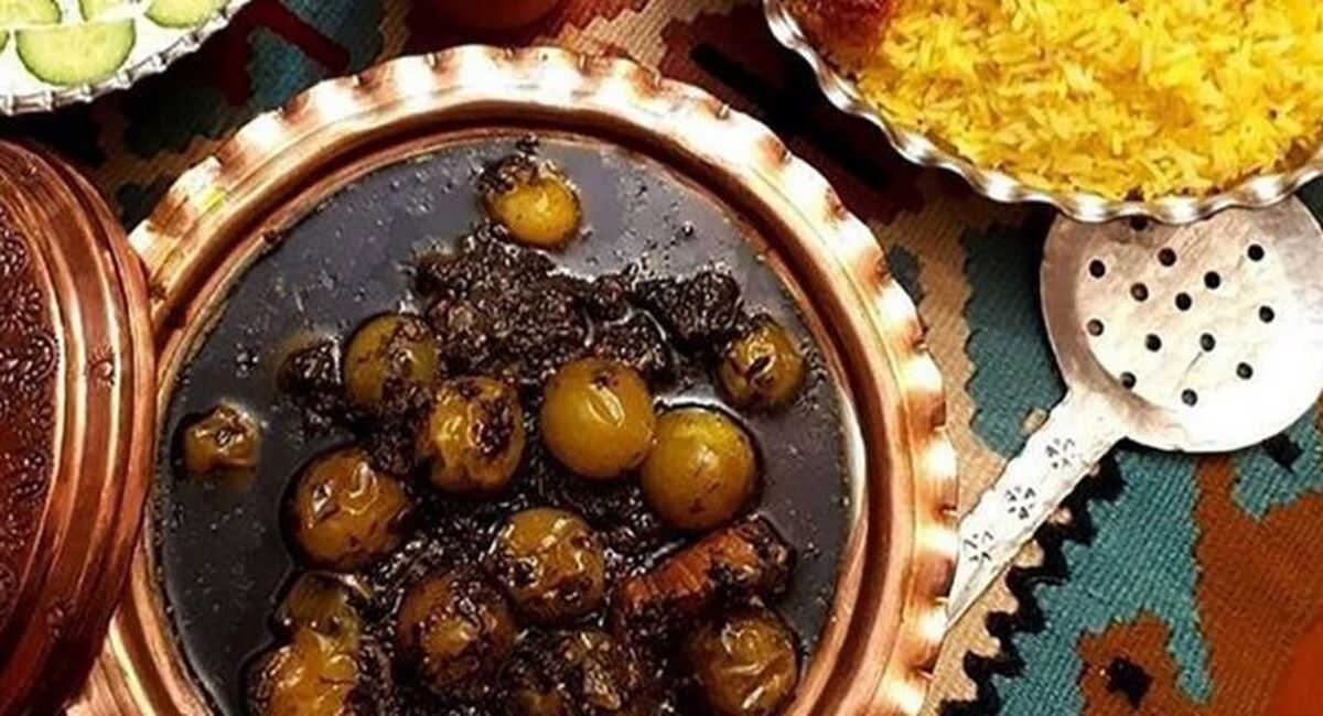 آموزش پخت خورشت گوجه سبز به سبک مردم شمال یک غذای معروف بدون گوشت