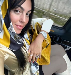 وقتی جورجینا با حجاب میشه/ست زرد روسری و کیف گران قیمت +عکس