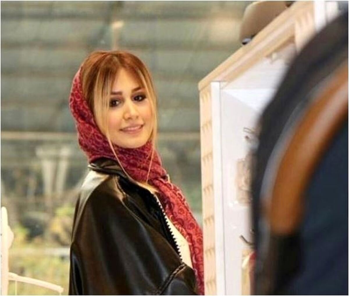 سلفی مادر و دختری سپیده بزمی پور همراه دو دسته گلش/فقط ژست اخمالوی نبات!