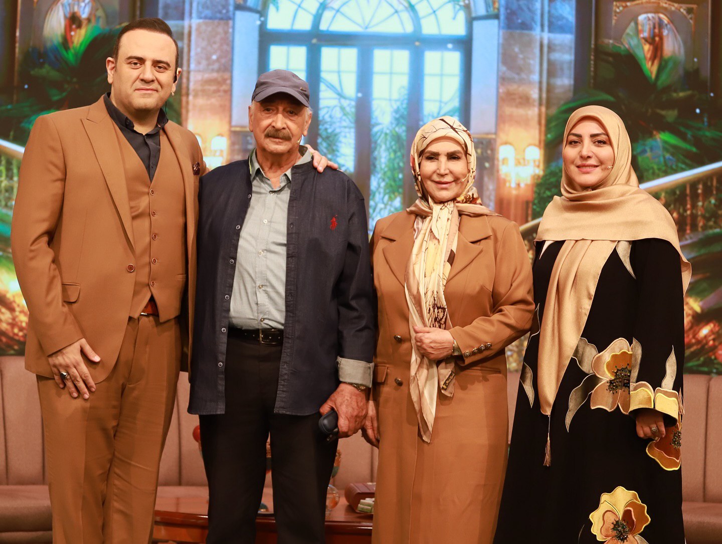 المیرا شریفی‌مقدم با مانتو گلدوزی شده باکلاس در کنار محمود پاک‌نیت و مهوش صبرکن+عکس