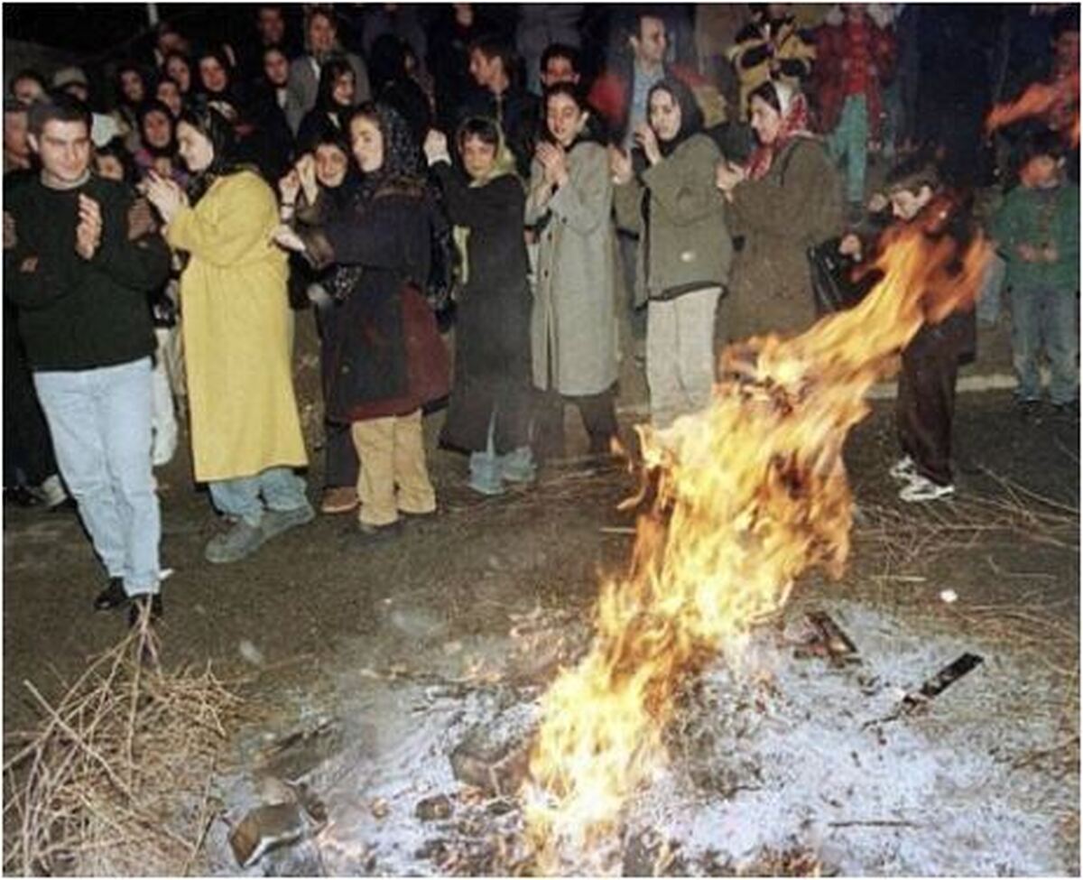 تصویری نوستالژیک از جشن چهارشنبه سوری در دهه ۷۰ با حال و هوایی صمیمانه و امن
