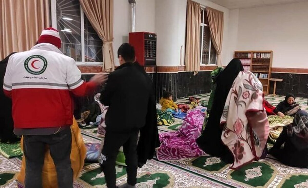 اسکان اضطراری ۲۶ مسافر یک اتوبوس توسط هلال احمر استان همدان