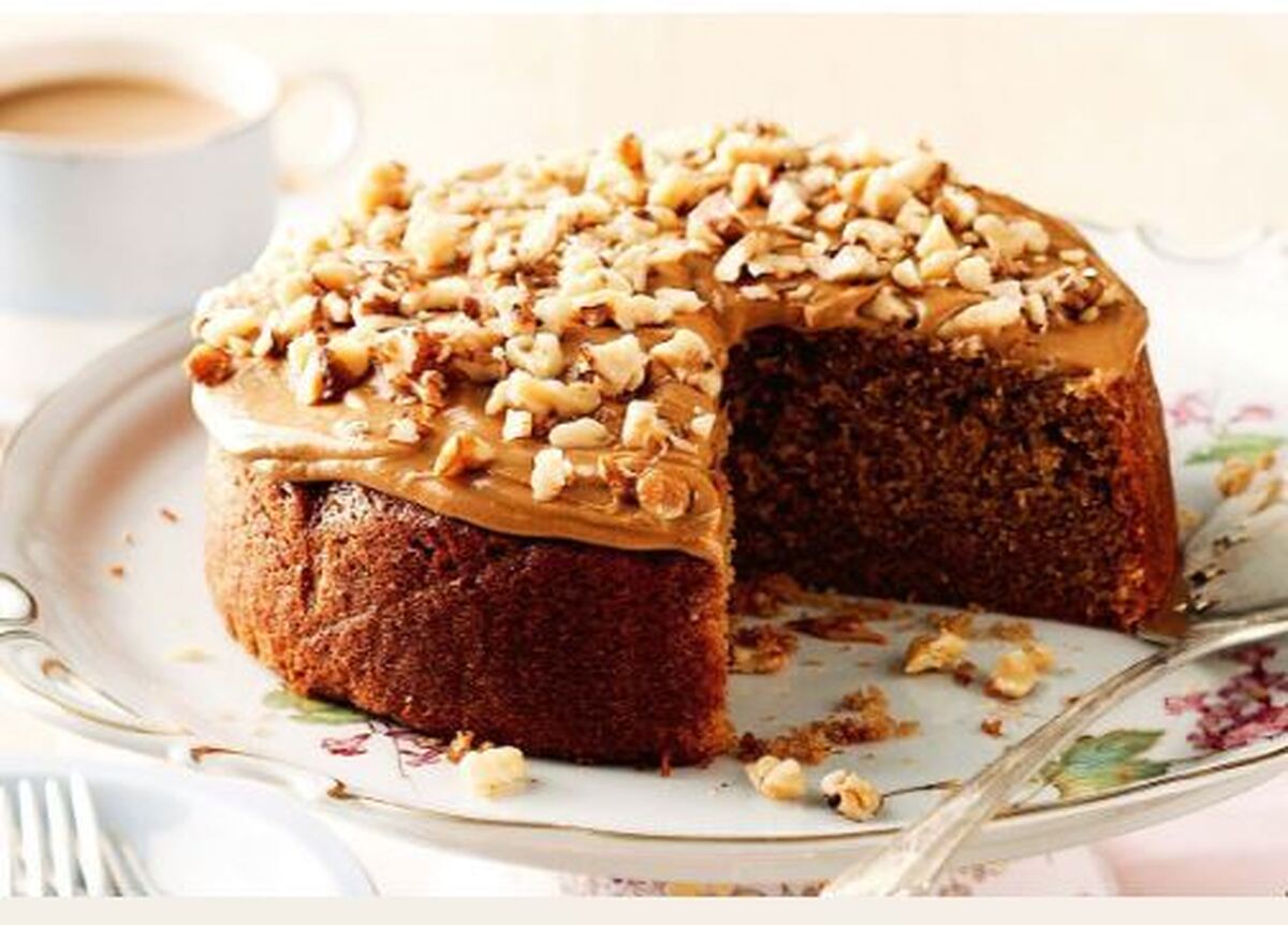 طرز تهیه یک کیک کافی شاپی با روکش گردو که انگشتات رو هم باهاش میخوری!