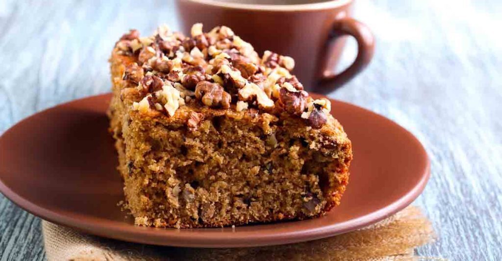 طرز تهیه یک کیک کافی شاپی با روکش گردو که انگشتات رو هم باهاش میخوری!