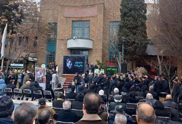 جمعیت عظیم در مراسم خاکسپاری مرحوم منوچهر والی زاده با وجود بارندگی+عکس
