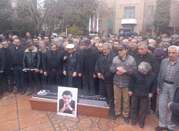 جمعیت عظیم در مراسم خاکسپاری مرحوم منوچهر والی زاده با وجود بارندگی+عکس