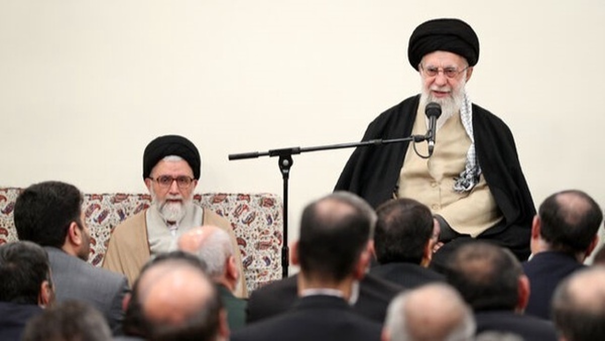 رهبر انقلاب‌: وزارت اطلاعات با همه دولت‌ها باید همکاری کامل داشته باشد