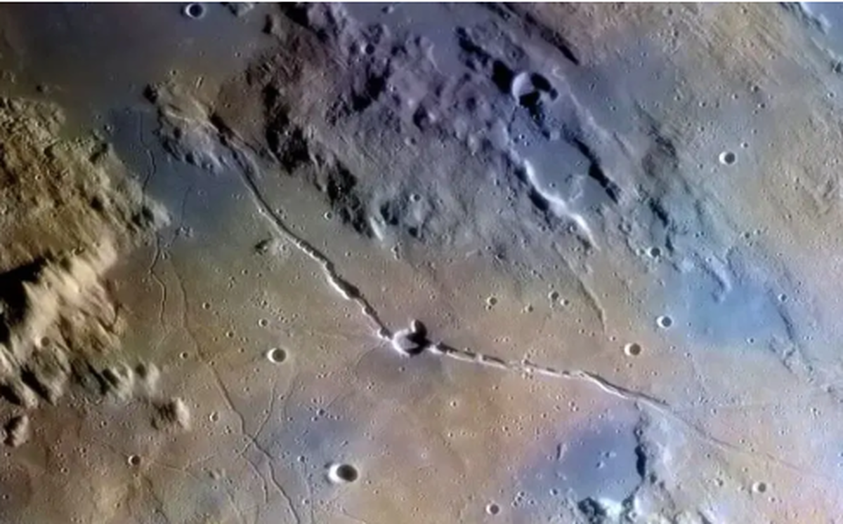 یک شکاف دیدنی در نزدیکی ماه!