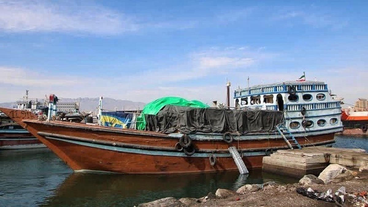 توقیف لنج با بار میلیاردی در آب‌های بندرعباس