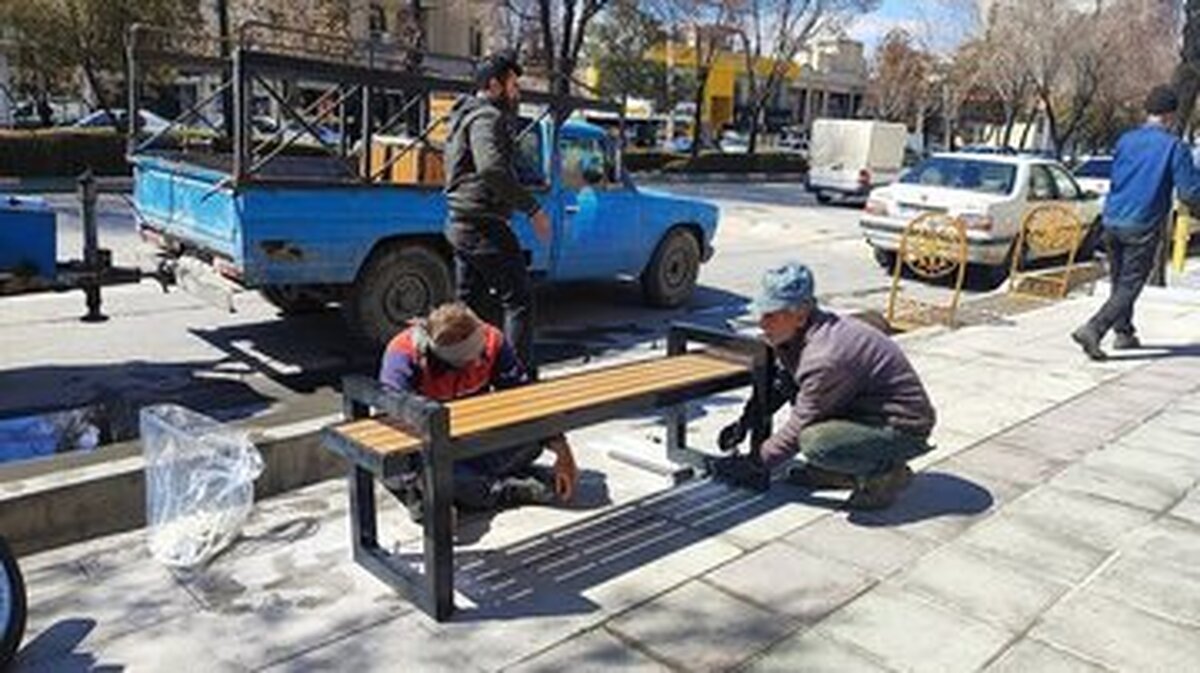 نصب مبلمان شهری در فضاهای سبز شهرکرد در آستانه سال جدید