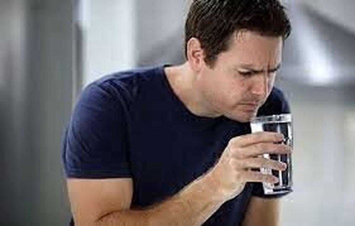 چرا بعد شست و شو هم لیوان بوی بد می‌دهد؟ چگونه آن را برطرف کنیم؟
