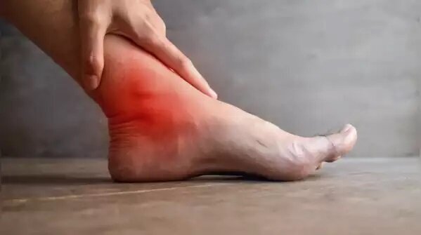 درد در نقاط مختلف پا نشانه چیست؟ سردی دائم پا‌ها چطور؟