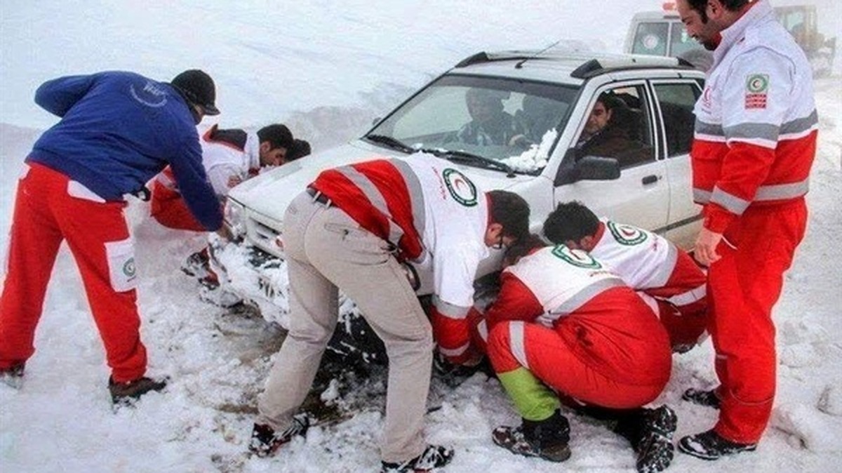 نجات و رهاسازی ۵۶ گرفتار در برف منطقه جوخانه