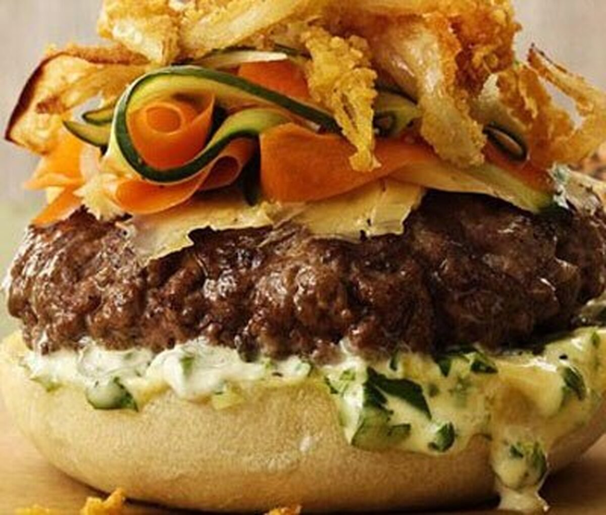 طرز تهیه یک برگر متفاوت در منزل با طعم پیازچه!