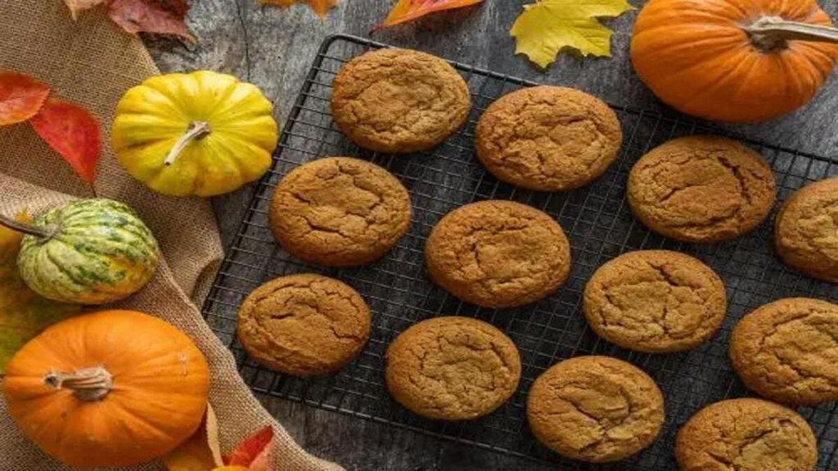 مرحله به مرحله با این رسپی کوکی کدو حلوایی ترد و محشری برای عصر‌های زمستان آماده کنید