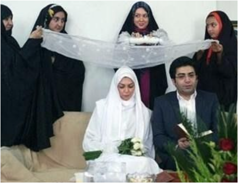 قند سابیدن آذین، خواهر آزاده نامداری بر سر خواهر عروسش در مراسم عقدش+عکس/ چقد دوتاشون شبیه همن!