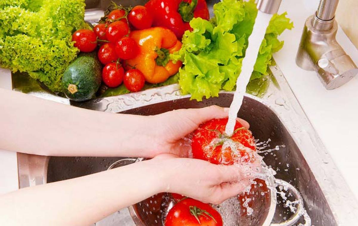 انگل زدایی و میکروب زدایی از جمله مراحل مهم شستن سبزیجات