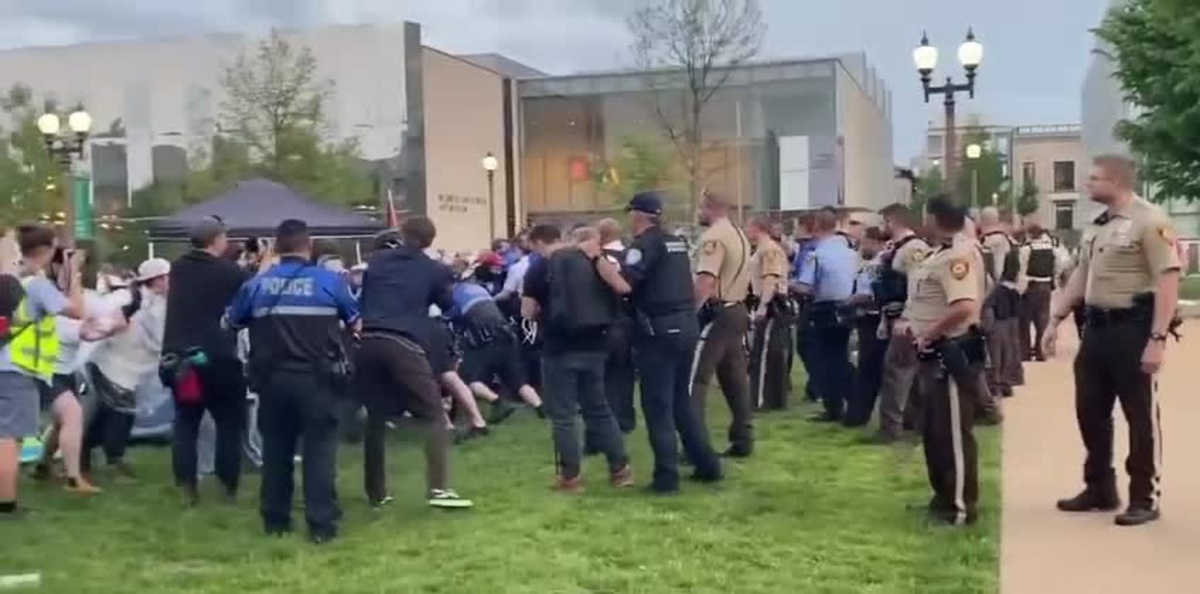 حمله به چادر‌های دانشجویان معترض در دانشگاه واشنگتن + فیلم