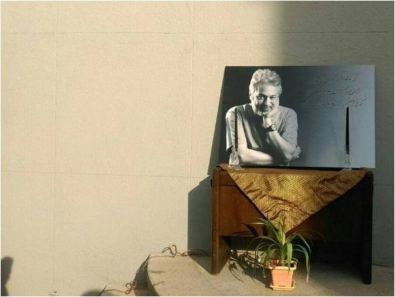 میز عزای ساده و بدون تجملات حسن جوهرچی، فرهاد سریال فاصله‌ها در حیاط خانه اش +عکس/ روحش شاد و یادش گرامی