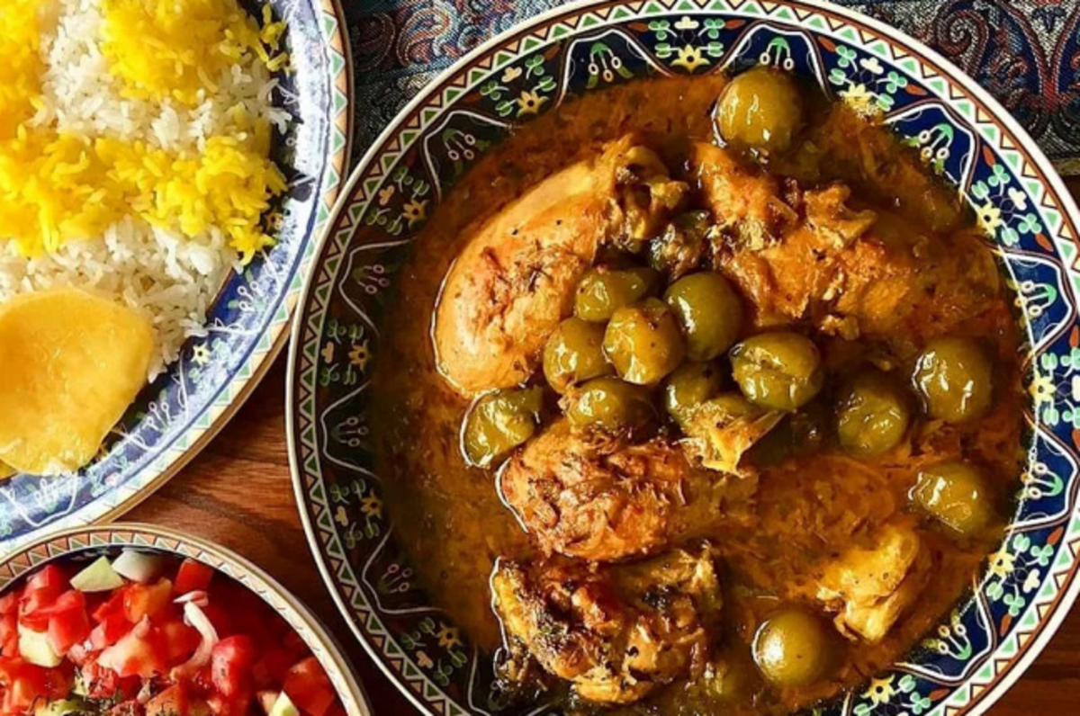 طرز تهیه یک خورش بهاری با طعم ملس گوجه سبز
