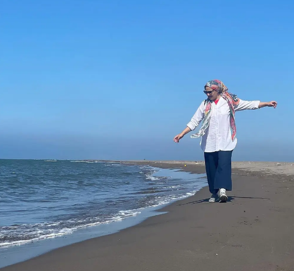 ژست قدیمی و خز شبنم مقدمی لب ساحل