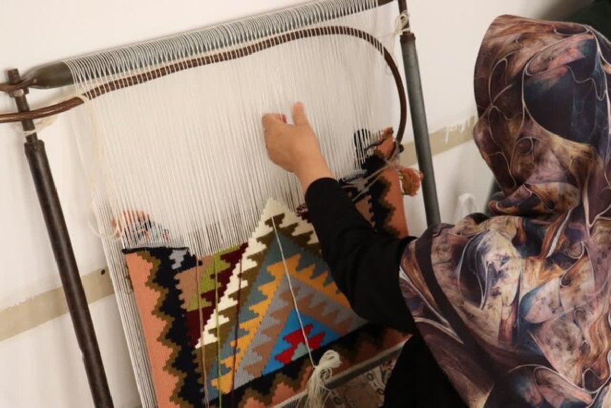 بیش از ۱۰۰۰ فعال گلیم‌بافی در البرز مشغول به کار هستند