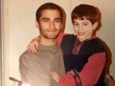 بزرگی‌های بازیگر علی کوچیکه در خانه سبز با مو‌های فشن دهه هفتاد