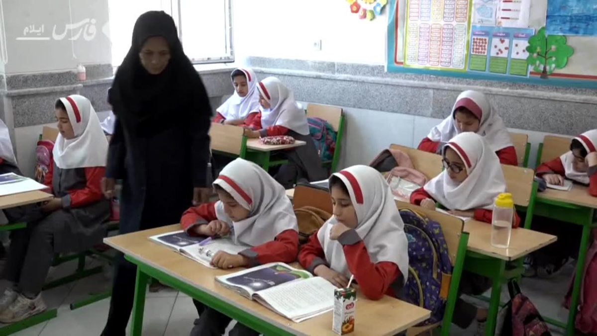 فیلم| معلم نمونه ایلامی با بیماری قلبی باغداری و دامپروری هم می‌کند