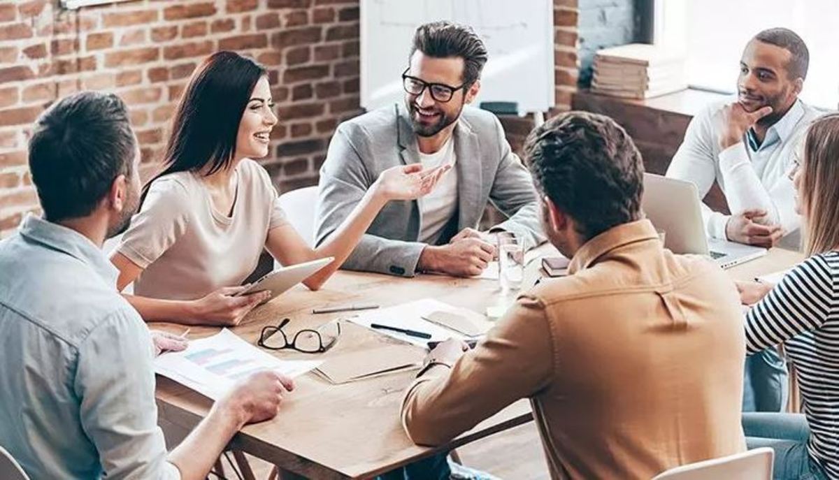 خانمم با همکار‌های آقا، خیلی بگو بخند دارد