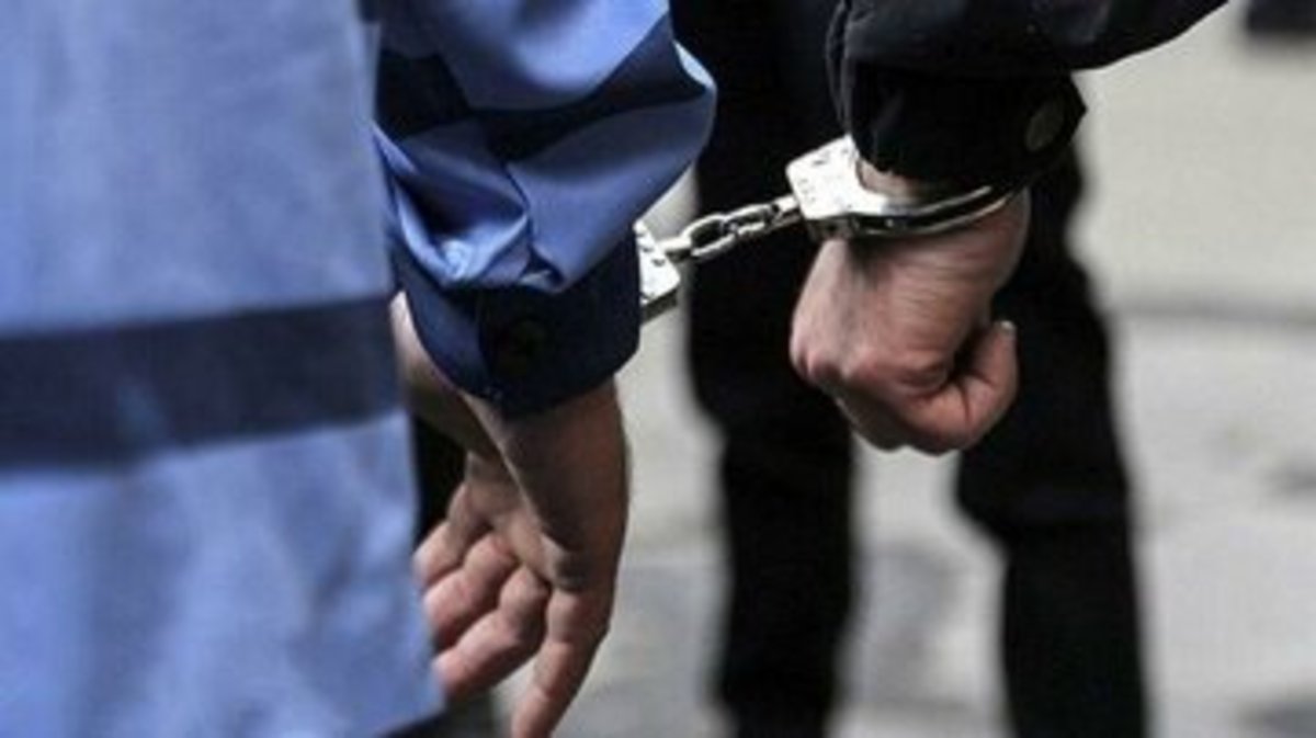 انتقال جسد پسر جوان به پزشکی قانونی برای تکمیل جزئیات پرونده
