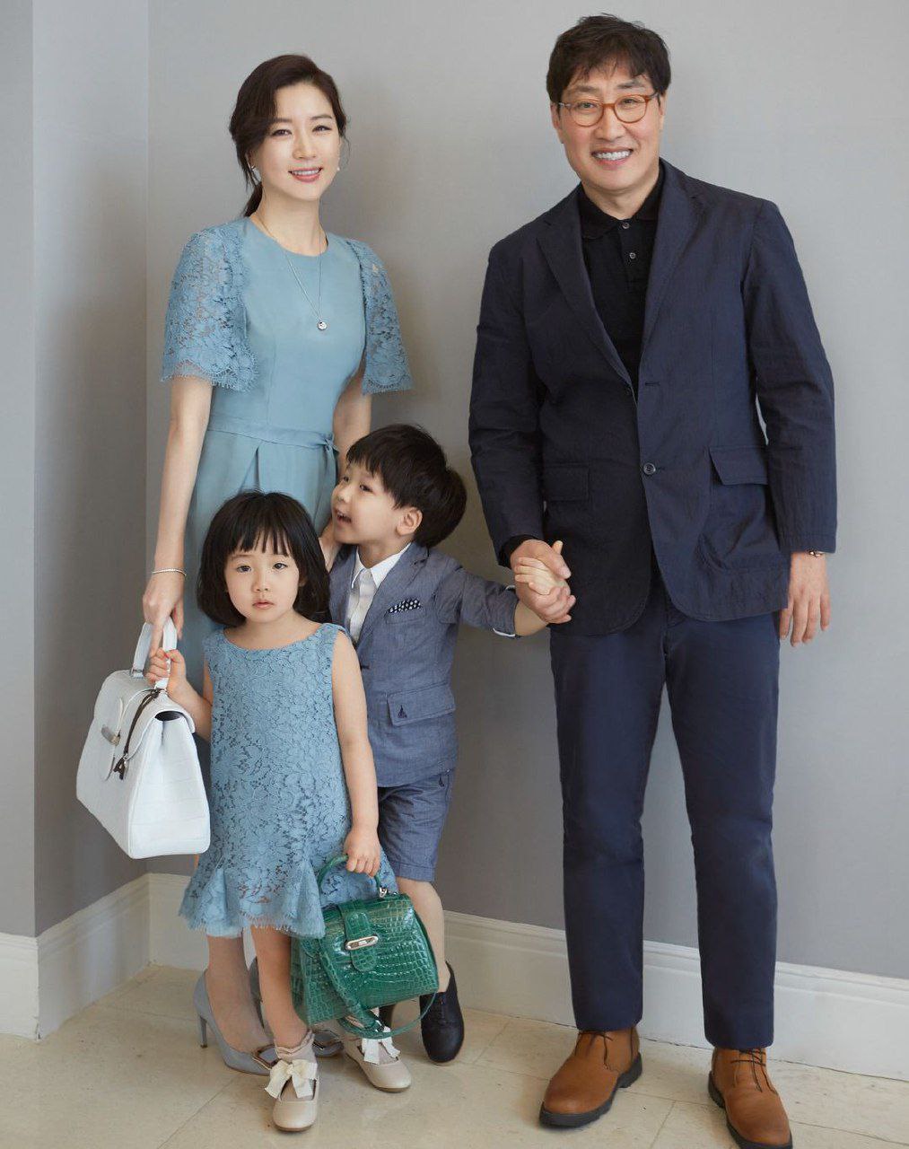 بازیگر ۵۳ ساله نقش یانگوم با دوتا بچه قد و نیم قدش/از دختر ۱۸ ساله جوون تره!