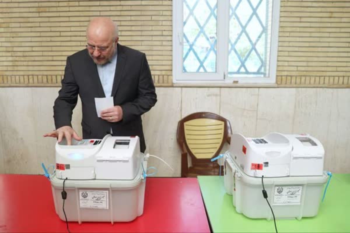 قالیباف در پردیس به صورت الکترونیکی رای داد