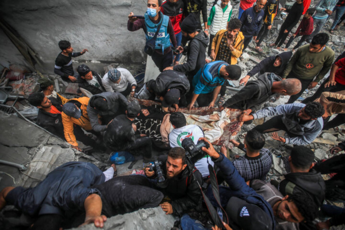 شهادت ۲۰ فلسطینی در حمله به یک ساختمان در مرکز غزه