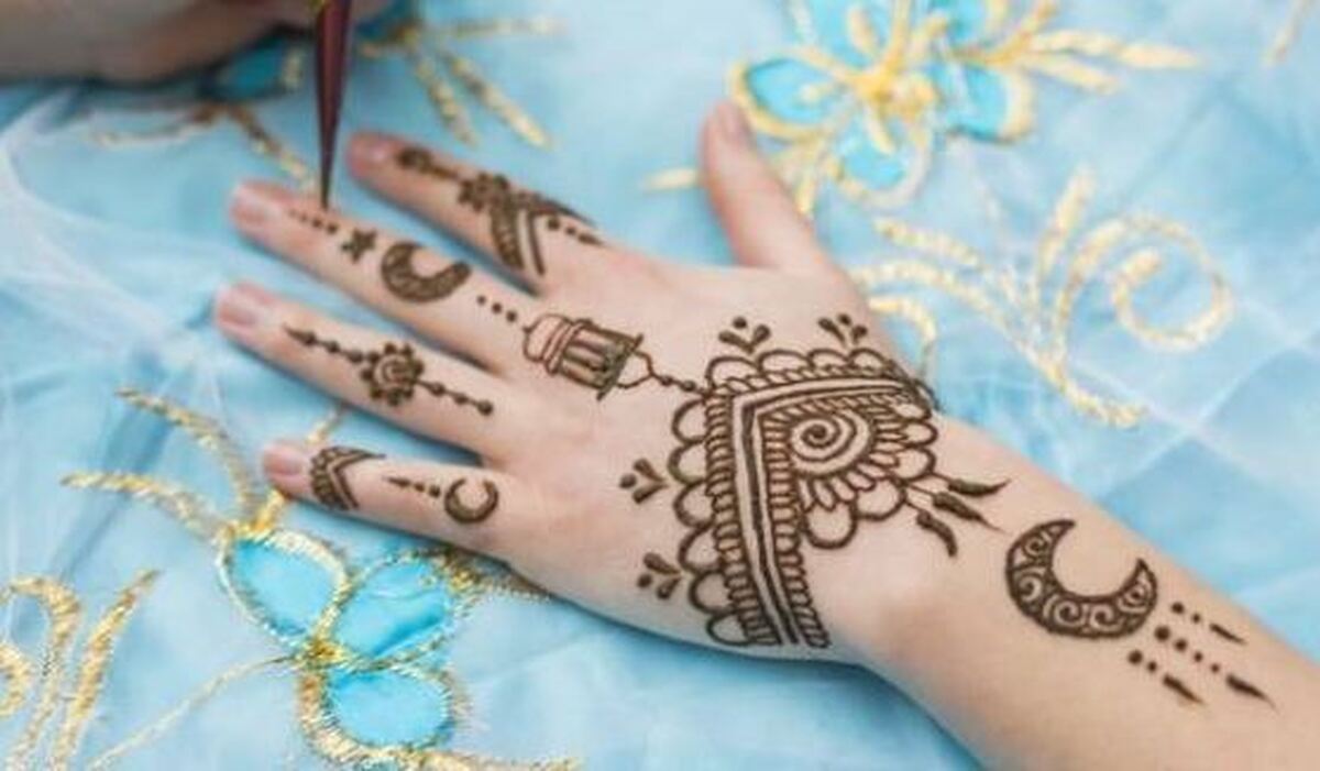 فقط با چند قلم مواد به راحتی در خانه با حنا طراحی کنید