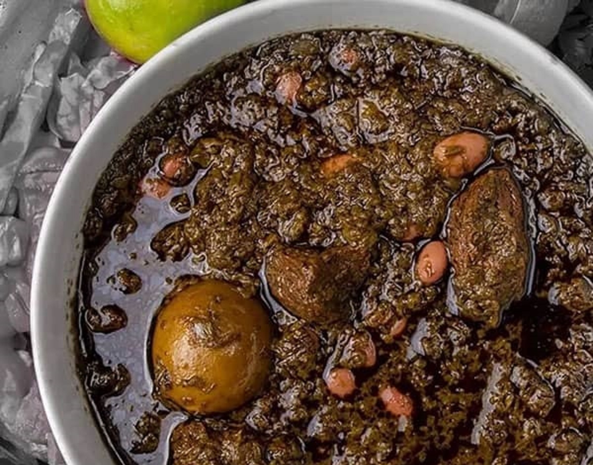 فقط با چند تکنیک ساده قورمه سبزی جا افتاده و روغنی به سبک مادربزرگ‌ها درست کنید